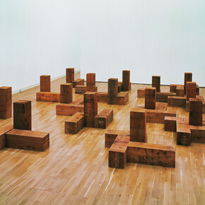 Carl Andre. Uncarved Blocks, Vancouver, 1975. Kunstmuseum Wolfsburg. Photo: Helge Mundt, Hamburg © Kunstmuseum Wolfsburg Art © Carl Andre/Licensed by VAGA, New York, NY