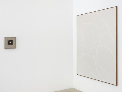 Irma Álvarez-Laviada, Pasar de una idea a otra como se pasa de una curva cóncava a una convexa, vista de exhibición. Cortesía de la Galería Juan Silió