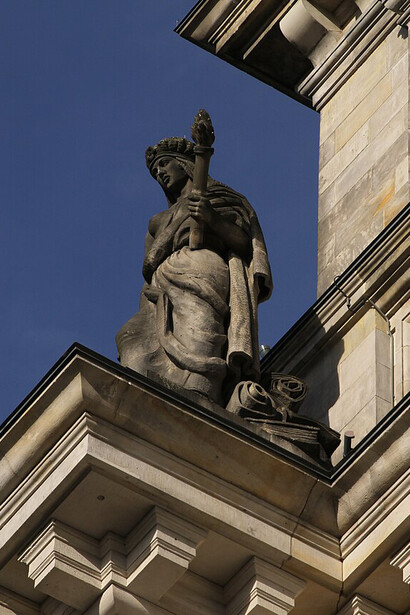 Estatua en el edificio del Parlamento alemán, Berlín