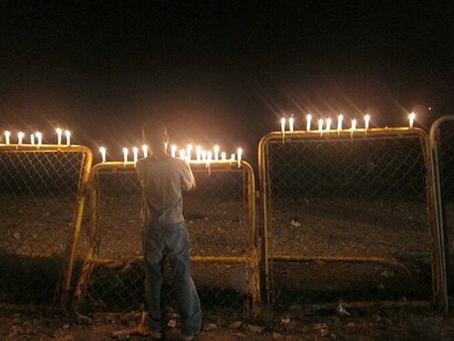 Velas frente a verjas en la frontera dominico-haitiana

