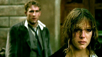 Gérard Depardieu. Le virtuose artiste et l'ogre sont à part, l'affolement de ses femmes et partenaires, tant sur les planches qu'au cinéma, ne compatit nullement avec l'image et les reportages insinuant une dérive et des actes odieux de la part de ce monstre du cinéma français © Novecento1 by Bernardo Bertolucci - Screenshot, Public Domain