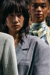 Modelos no backstage da Copenhagen Fashion Week vestem roupas da marca Gestuz para o lançamento da nova campanha em janeiro e fevereiro de 2024