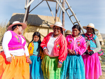 Local Peruvian women in colorful clothes at Lake Titicaca, Perú