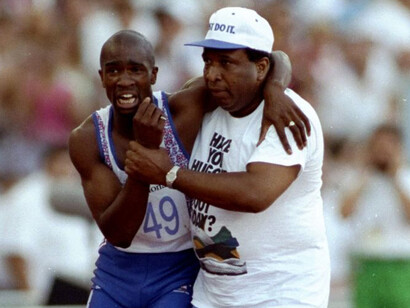 Derek Redmond luchando por terminar la prueba