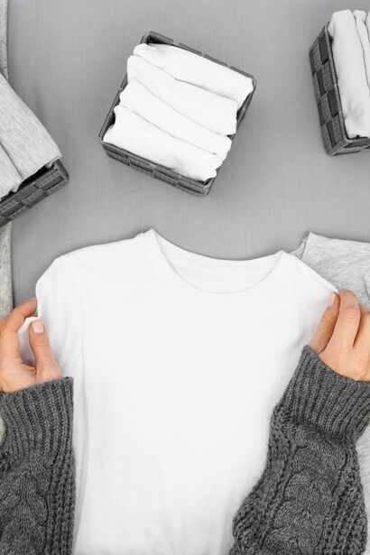 Identificare capi base che possano essere mixati facilmente con pezzi particolari, creando outfit versatili per ogni occasione