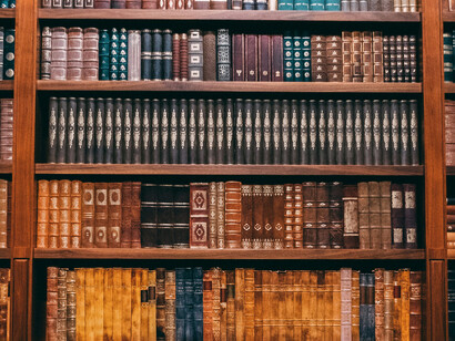 Estantería de una biblioteca con tomos antiguos. La filosofía clásica de Sócrates y Platón considera a la muerte un aspecto crucial que debe ser enfrentado