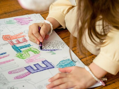 Desenvolvimento da inteligência emocional: a atividade promove paciência, tolerância à frustração, foco e autorregulação emocional. Também evoca memórias positivas da infância, incentivando o autoconhecimento