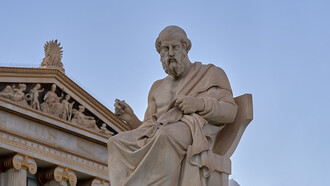 La statua di Platone dello scultore greco Leonidas Drosis (1836-1882) nei giardini dell'Accademia di Atene, (25 ottobre 2019)