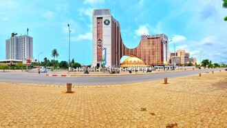 Boulevard Circulaire à hauteur du quartier bancaire à Lomé, dont la banque d'investissement et de développement de la CEDEAO au centre de l’image