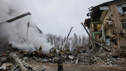 Personal de emergencia trabaja entre los escombros en el sitio donde un edificio sufrió graves daños en los recientes bombardeos durante el conflicto entre Rusia y Ucrania en Donetsk, el 16 de enero de 2023