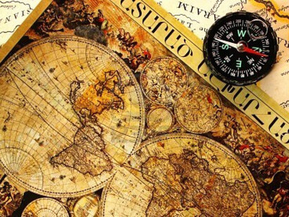 Mapa y brújula para preparar el viaje