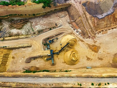 Equipamentos operam em larga escala numa região de exploração mineral. O setor extrativo tornou-se um dos principais pontos de debate sobre critérios ESG e responsabilidade corporativa no país