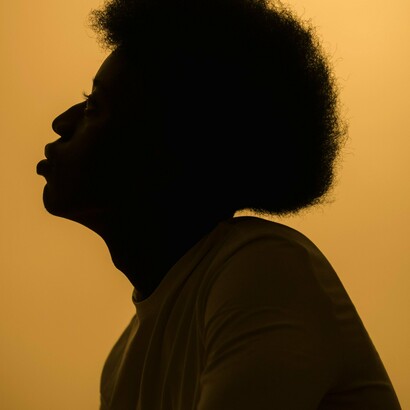 Desde lá, naquele tempo, Miyela Nkata foi um hit radiofônico, mas não precisava. Ela é rara: um objeto emocional de culto íntimo. Entre os ouvintes atentos, é uma espécie de lugar seguro, uma música que se procura quando o coração pede consolo. É uma faixa que, mesmo com o passar dos anos, sempre ganhou uma espécie de brilho secreto, tal como acontece com certas canções da americana Tracy Chapman, que não dependem da época, mas da alma de quem as recebe
