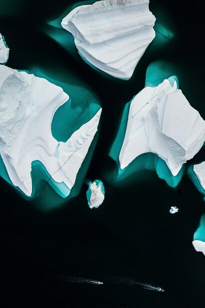 Questo scioglimento contribuisce all’innalzamento del livello dei mari, che potrebbe subire un aumento tra 3 e 23 cm entro il 2100 solo per la Groenlandia. Mar Glaciale Artico sulle coste della Groenlandia 