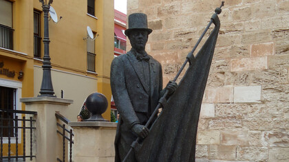 Estatua en honor al Caballero Cubierto, figura de especial tradición de la Semana Santa de Orihuela, Comunidad Valenciana, España