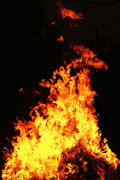 Hoguera encendida calienta la noche. Simbólicamente, el fuego se corresponde a las pasiones “ardientes”: amor e ira