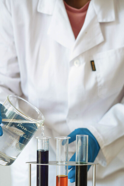Investigador haciendo análisis en el laboratorio