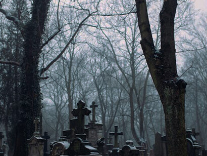 Tiempo gris en el cementerio
