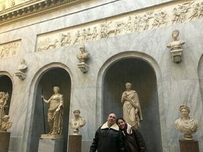 Il professor Samuele Rocca con la moglie presso il Braccio Nuovo dei Musei Vaticani, ph. Brenda Lee Bohen