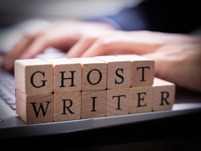Le ghostwriting. Le plus souvent, les talents du ghostwriter sont étendus à des particuliers souhaitant raconter les mémoires d'un être cher au vécu marquant
