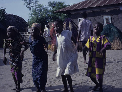 Bambini che danzano nella cerimonia Zangbeto