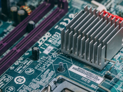La supuesta oposición entre la levedad etérea de los bits y la pesadez de los átomos, que Negroponte eleva a categoría de cambio de época, no es sino una mistificación que desconoce el sustrato físico —electrones, servidores, cables y energía— sobre el que toda información digital se sostiene