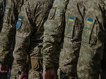 The resplendent sight of Ukrainian soldiers, adorned in their distinguished military uniforms with the iconic national flag proudly displayed, enhances the spirit and pride of the nation, creating an awe-inspiring spectacle during the military parade