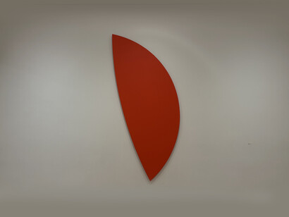 Installation view at the San Francisco Museum of Modern Art (SFMOMA) featuring Ellsworth Kelly’s Red Curves (1996, oil on canvas), from the Doris and Donald Fisher Collection. Photo: © İdil Burkutoğlu