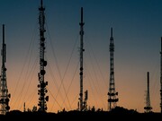 Antenne. Rifiutiamo l’idea di essere noi stessi antenne, recettori ed emittenti di un flusso costante di vibrazioni, e per questo ci dimentichiamo di essere connessi a prescindere da strumenti tecnologici esterni costruiti da noi