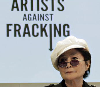 Yoko Ono en la campaña «Artists against fracking» (en español, «artistas contra la fractura hidráulica»)