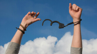 Viver o presente sem comprometimento com metas de sucesso ou medo do fracasso é a chave para manter a liberdade. A aceitação de si e do outro, sem submissão ou fingimento, é o que nos permite vivenciar plenamente cada momento