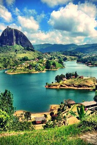 La Piedra del Peñón de Guatapé al fondo