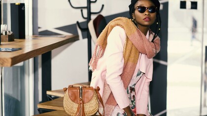 Modelo usa óculos feminino no estilo 'chic'