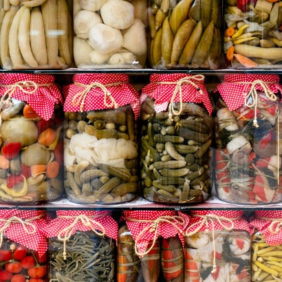 Miso, tempeh e natto, protagonisti della tradizione asiatica, raccontano come la fermentazione possa trasformare semplici legumi in alimenti dal grande valore nutrizionale e gastronomico