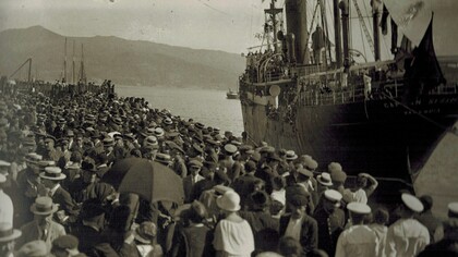 Galicia, Galicia: cientos de personas dicen adiós en el puerto de Vigo a un paquebote con destino a América a principios del siglo XX