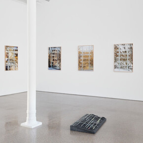 Marina Pinsky, The wave(s) or Newton’s rings, exhibition view. Courtesy of Gallery Greta Meert