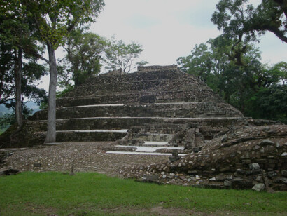 Resti di piramidi ed altri templi nell’acropoli, Copán, Honduras. Un'esperienza indimenticabile tra la maestosità maya e la bellezza naturale