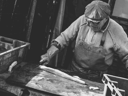 Las pírricas pensiones que reciben, obliga a miles de ancianos chilenos a seguir trabajando