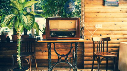 Ese amigo que por la magia de la radio camina siempre a tu lado