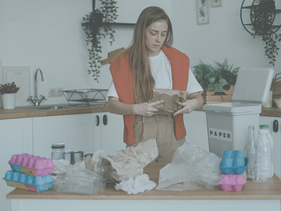 Differenziata. Le donne usano tempo e pazienza per fare la raccolta differenziata o comunque prestano attenzione allo smaltimento dei rifiuti (il 78% rispetto al 72% degli uomini)
