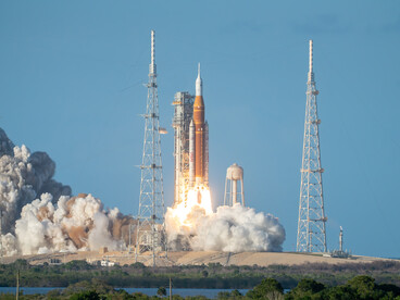 A la nave Orion le tomó algunos días llegar al satélite. A pesar de viajar a varios kilómetros por segundo, la Luna no deja de estar a 384.400 km de la Tierra, por lo que no fue sino hasta el seis de abril que la tripulación estuvo lo más cerca posible. Complejo de Lanzamiento 39B del Centro Espacial Kennedy de la NASA, en Florida, EE.UU.