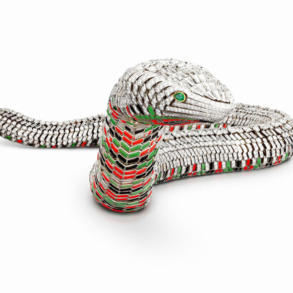 Su collar de serpiente creado en 1968, elaborado en platino, oro blanco y amarillo, con esmeraldas y 2.473 diamantes