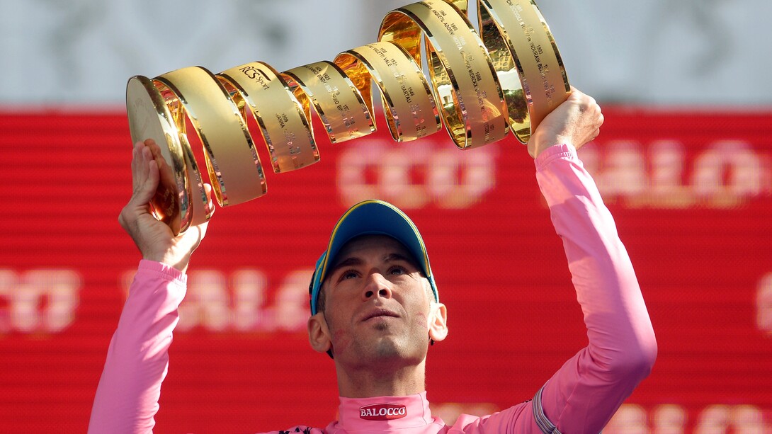 Vincenzo Nibali con el trofeo que lo acredita como ganador del Giro 2016