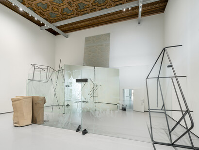 Tatiana Trouvé, La vie étrange des choses, vue d'exposition. Avec l'aimable autorisation de la Collection Pinault