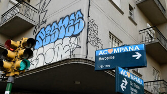 Grafitis en la esquina de Tristán Narvaja y Mercedes, Montevideo, Uruguay