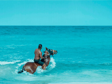 San Andrés oferece praias paradisíacas, como Spratt Bight e Rocky Cay, além de experiências como mergulho e passeios culturais