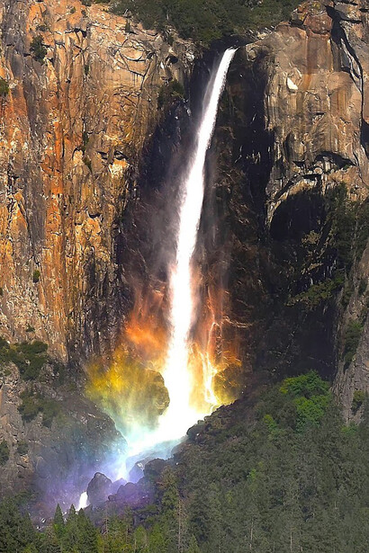 Efecto óptico de la luz en el agua. Yosemite