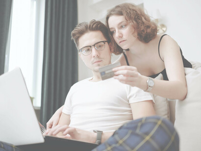 Pagamento online con carta di credito. Procedendo, vi siete trovati in una pagina in cui vi è stato chiesto di inserire i vostri dati (per i più, i dati della carta di credito), e, una volta confermati, avete autorizzato il pagamento utilizzando un’app sul vostro cellulare o inserendo un numero che avete ricevuto per messaggio