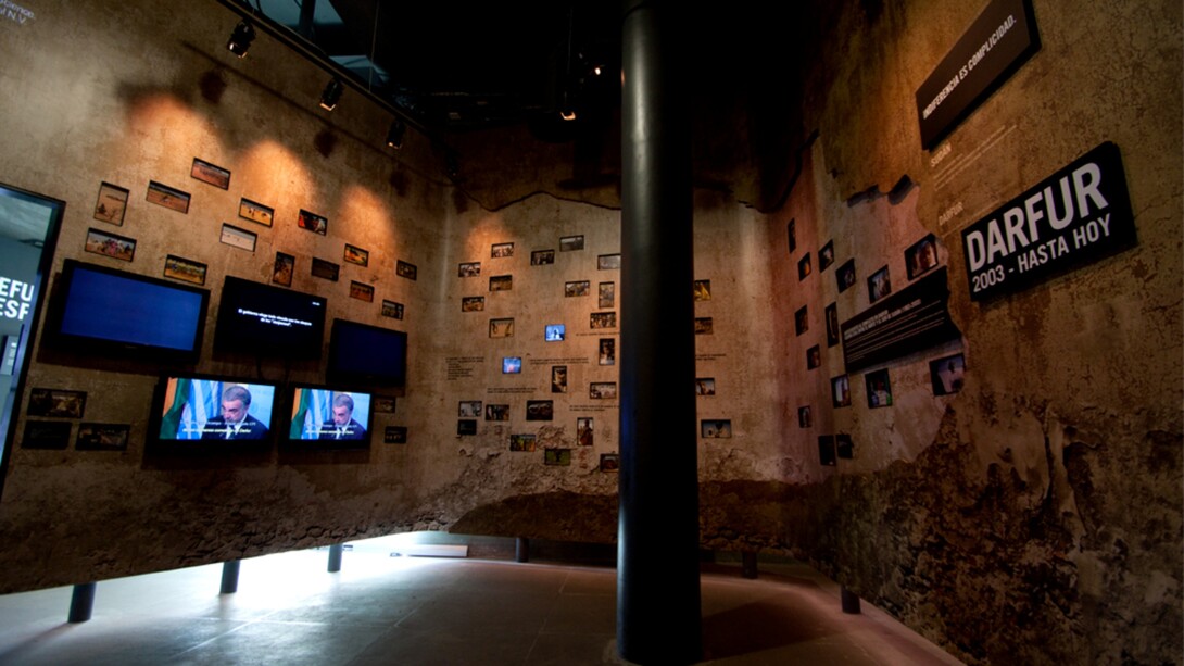 Foto della "Sala Olocausto e genocidio e crimini contro l'umanità" del museo Messicano Memoria y Tolerancia, a ricordo del Genocidio del Darfur durato dal 2003 al 2020. Un nuovo conflitto, iniziato nell'aprile 2023, ha causato più di 20000 morti e oltre 6,5 milioni di sfollati