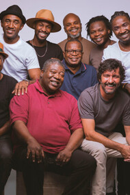 Banda Ghorwane. A banda começou a intercalar as músicas, criando fins e princípios energéticos, que não deixaram ninguém sentar